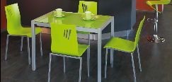 Mesa, sillas y taburetes
